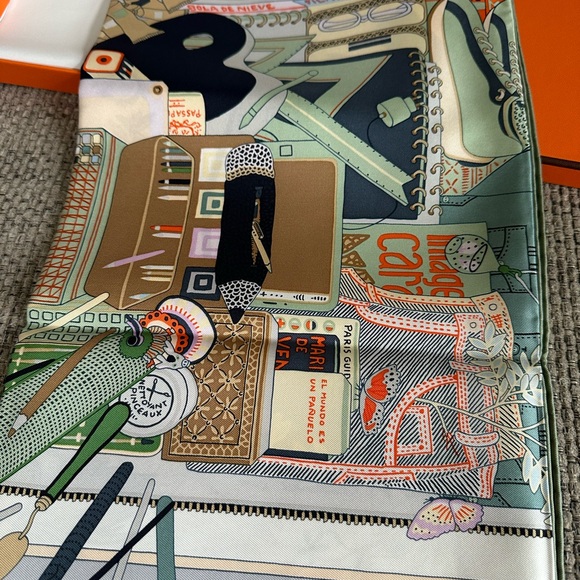 NEW HERMES Bagage a Main 100% SILK Scarf 90 w/ Receipt - Picture 15 of 16